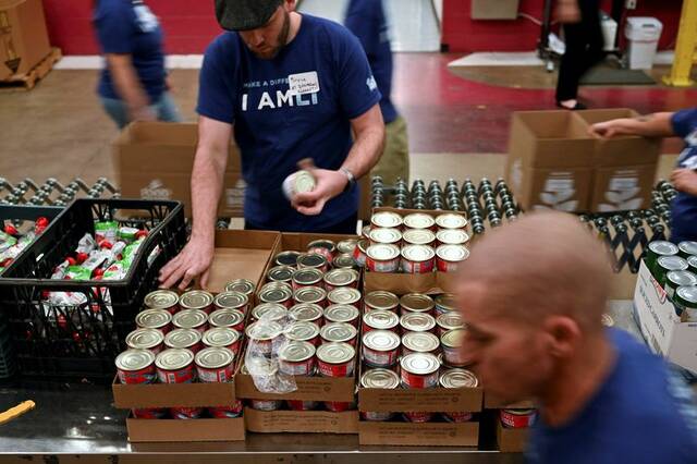 8987562_web1_2025-10-25T100844Z_1_LYNXMPEL9O04V_RTROPTP_3_USA-SHUTDOWN-HUNGER