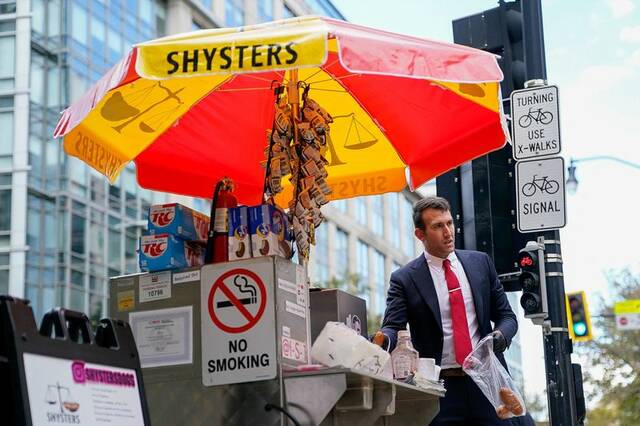 8987583_web1_2025-10-24T184004Z_1_LYNXMPEL9N0YC_RTROPTP_3_USA-SHUTDOWN-HOT-DOGS