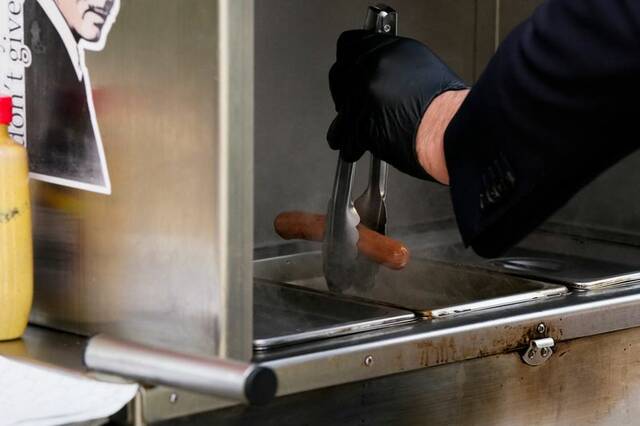 8987583_web1_2025-10-24T184004Z_1_LYNXMPEL9N0YD_RTROPTP_3_USA-SHUTDOWN-HOT-DOGS