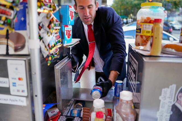 8987583_web1_2025-10-24T184004Z_1_LYNXMPEL9N0YF_RTROPTP_3_USA-SHUTDOWN-HOT-DOGS
