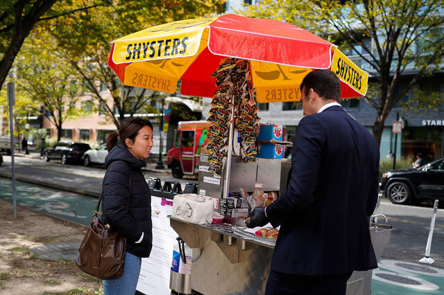 8987583_web1_2025-10-24T184004Z_3_LYNXMPEL9N0Y7_RTROPTP_4_USA-SHUTDOWN-HOT-DOGS