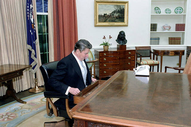 8987606_web1_2025-10-24T224655Z_1678790785_RC2LIHAZGZML_RTRMADP_3_USA-TRUMP-REAGAN
