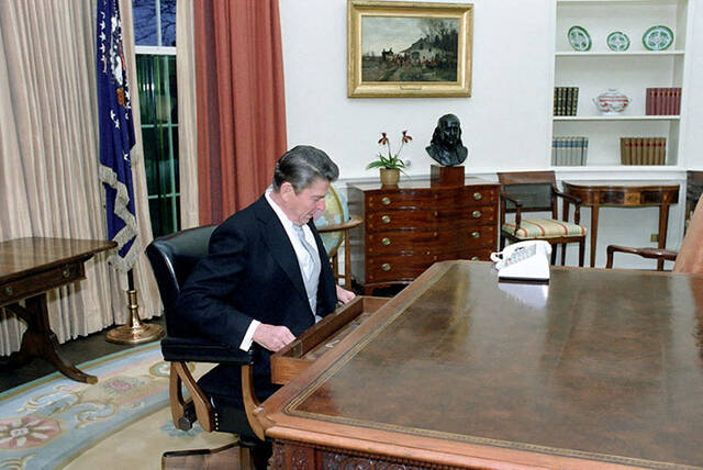 8987606_web1_2025-10-25T100102Z_1_LYNXMPEL9O04M_RTROPTP_3_USA-TRUMP-REAGAN