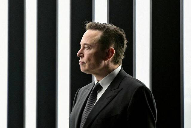 8991408_web1_2025-10-27T130620Z_2_LYNXMPEL9Q0JF_RTROPTP_3_TESLA-SHAREHOLDERS