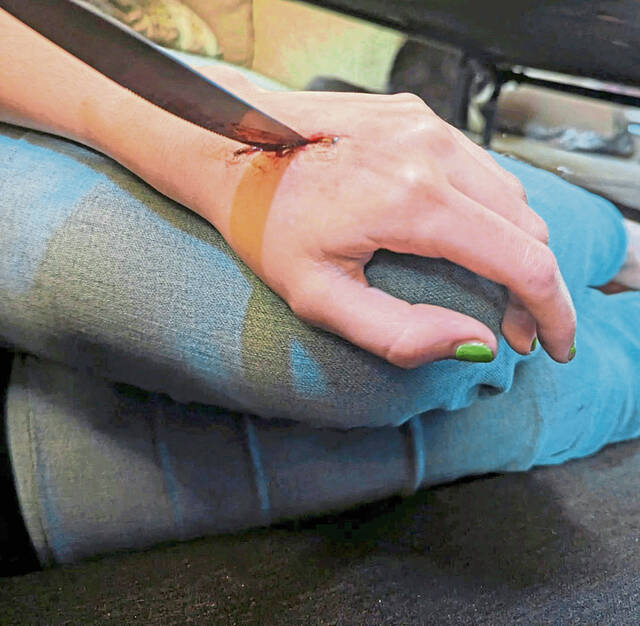 8995480_web1_vnd-FXmakeup-103025