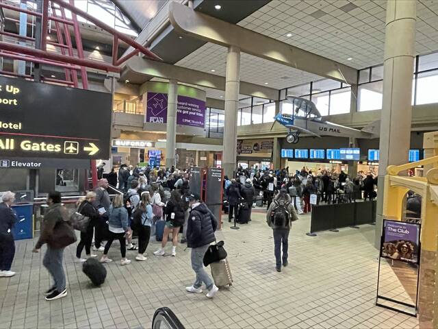 9006166_web1_PTR-TSA-security-checkpoint-Pittsburgh-International-Airport-2025-002