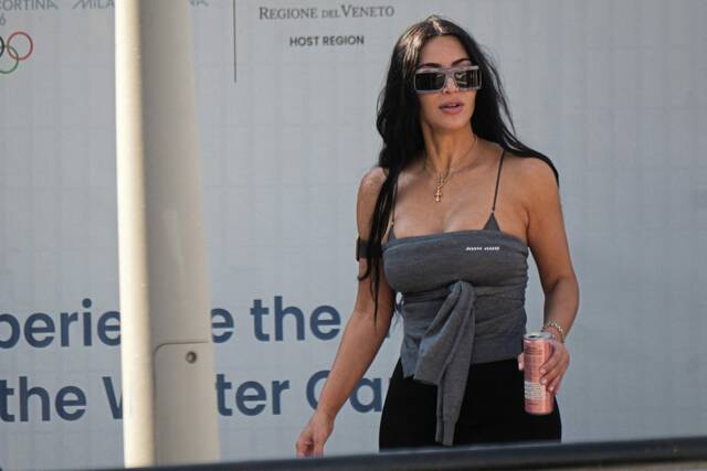 9006843_web1_2025-06-28T080034Z_1090663143_RC2JBFAPJDH5_RTRMADP_3_PEOPLE-BEZOS-WEDDING