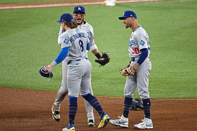 9008413_web1_gtr-Dodgers-110125