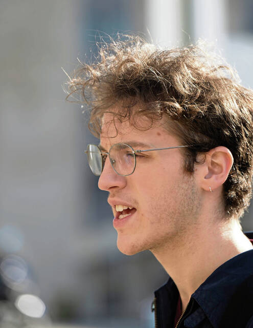 8928972_web1_vnd-collegeperception103-110725