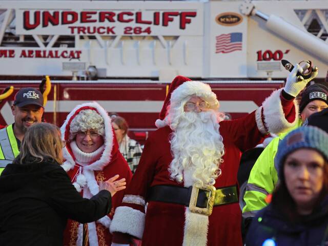 8970540_web1_sj-holidayliteup-121224-1