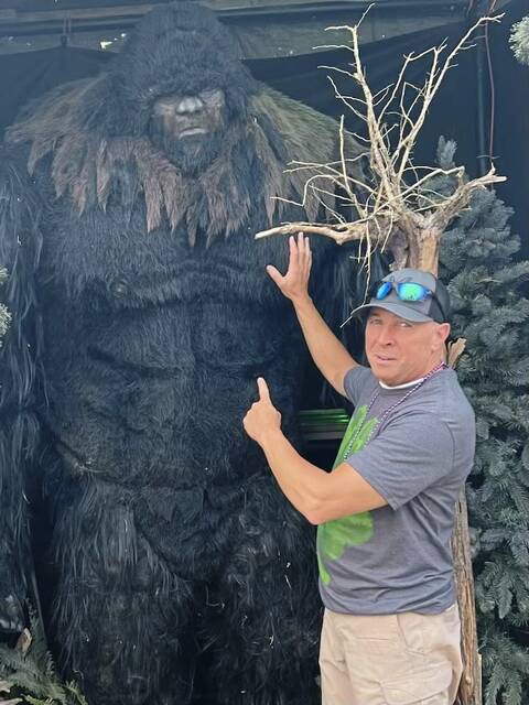 8976114_web1_her-neighbor-103025-6