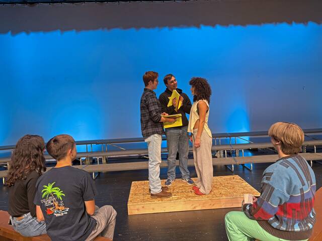 8982093_web1_HER-FoxPlayPreview-103025