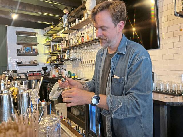 8984598_web1_her-925-110625-10