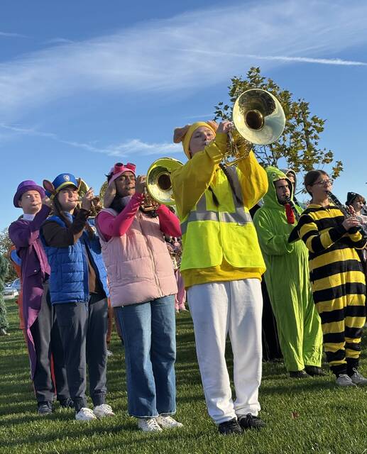 9001504_web1_naj-TrotBandCloseup-112025