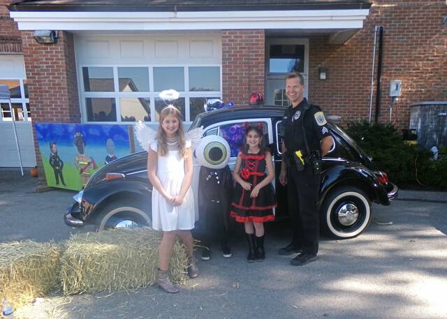 9004212_web1_HER-FoxPumpkinPainting-110625