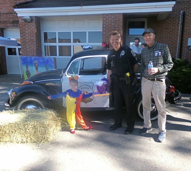 9004212_web1_HER-FoxPumpkinPainting2-110625