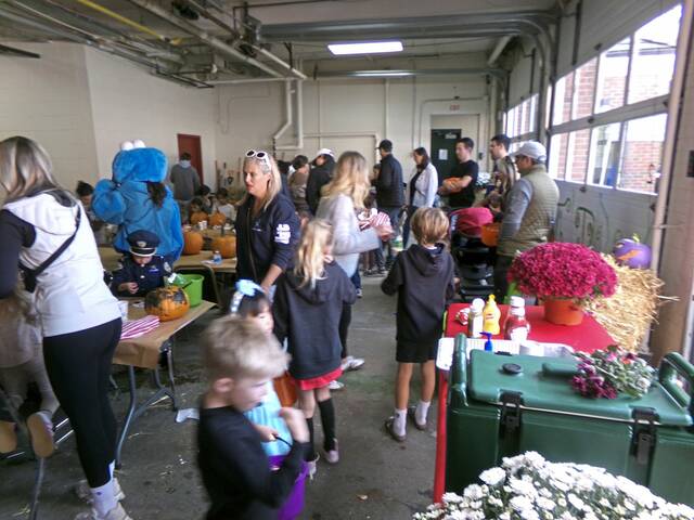 9004212_web1_HER-FoxPumpkinPainting3-110625