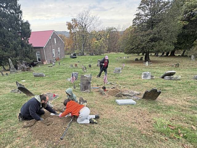 9006107_web1_gtr-newstones4-110225