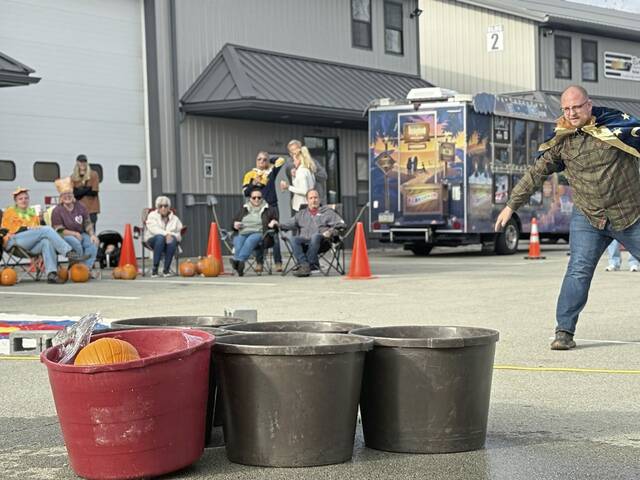 9006120_web1_gtr-pumpkinpitchin12-110325