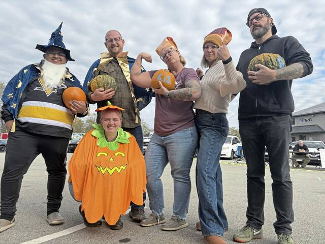 9006120_web1_gtr-pumpkinpitchin3-110325