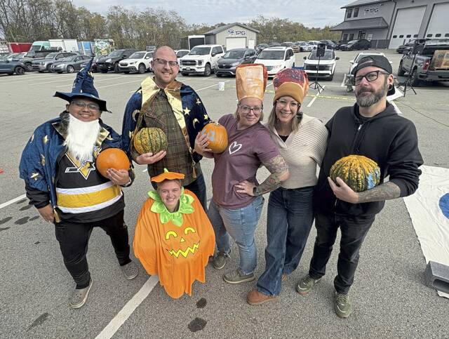 9006120_web1_gtr-pumpkinpitchin4-110325