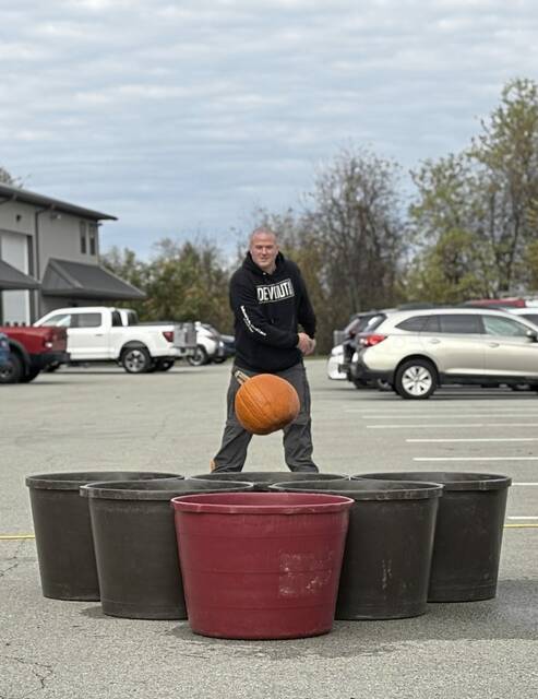 9006120_web1_gtr-pumpkinpitchin5-110325