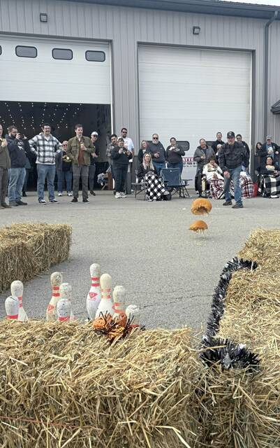 9006120_web1_gtr-pumpkinpitchin6-110325