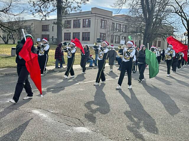 9006694_web1_vnd-lo-harrisonparade-120824