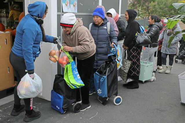 9008816_web1_2025-11-01T100306Z_1_LYNXMPELA019N_RTROPTP_4_USA-SHUTDOWN