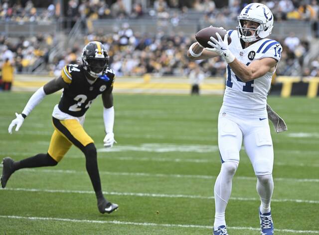 9010870_web1_ptr-SteelersColts02-110325