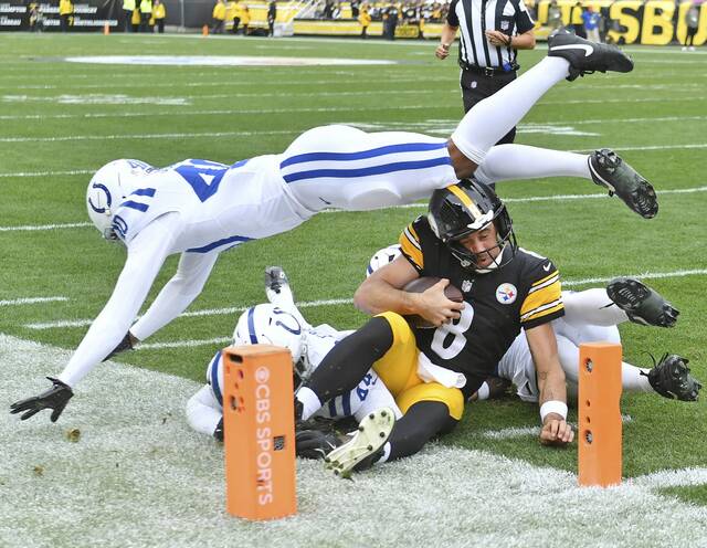 9010870_web1_ptr-SteelersColts06-110325