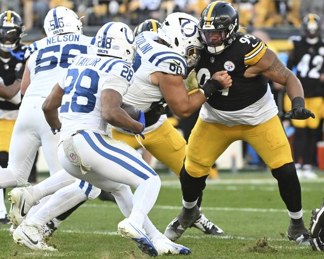 9010870_web1_ptr-SteelersColts08-110325