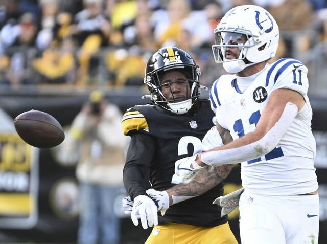 9010870_web1_ptr-SteelersColts10-110325