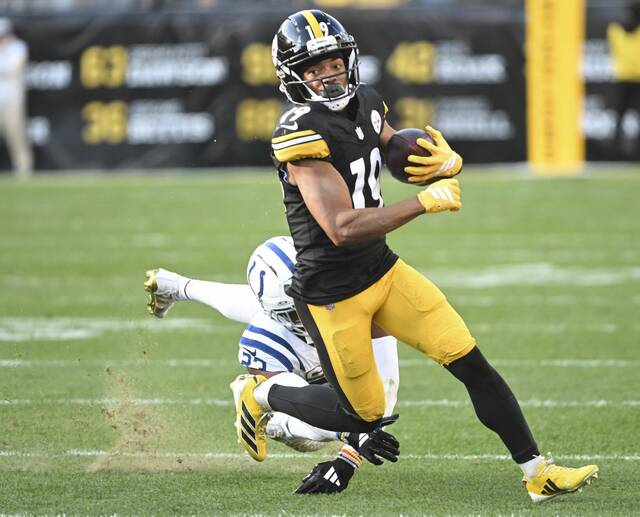 9010870_web1_ptr-SteelersColts12-110325