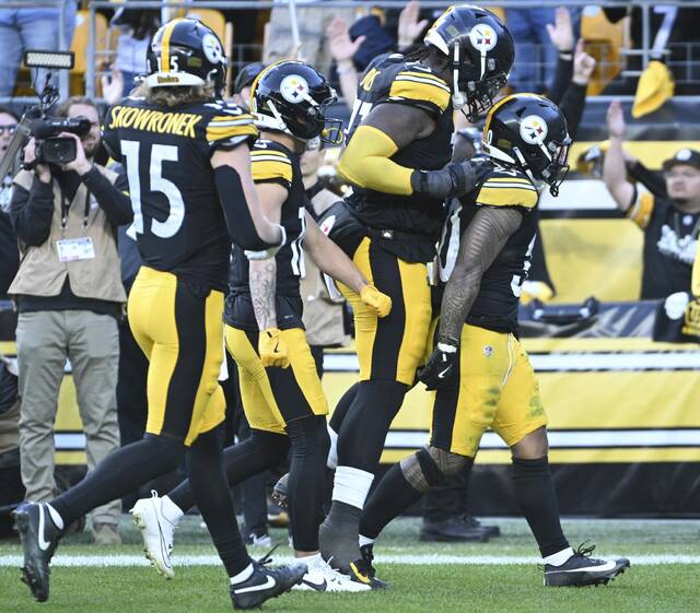 9010870_web1_ptr-SteelersColts14-110325