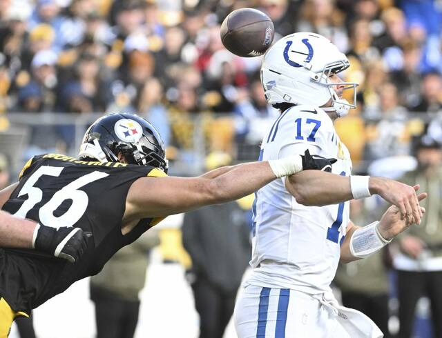 9010870_web1_ptr-SteelersColts20-110325