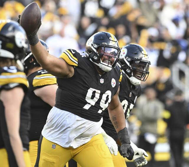 9010870_web1_ptr-SteelersColts21-110325