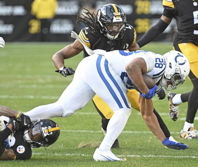9010876_web1_ptr-SteelersColts27-110325