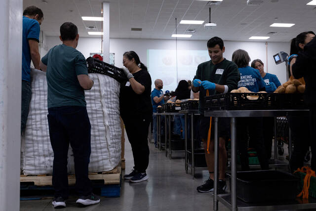 9011253_web1_2025-11-02T144019Z_1_LYNXMPELA108Q_RTROPTP_4_USA-SHUTDOWN-HUNGER