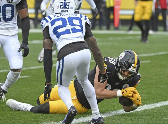 9011812_web1_ptr-SteelersColts05-110325