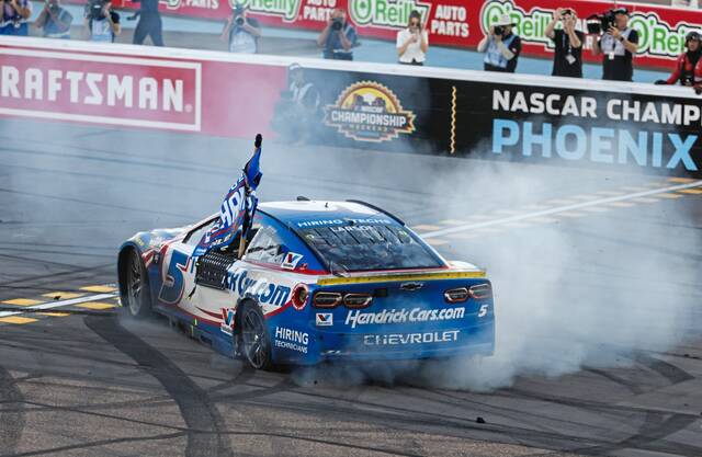 Larson’s 3rd-place finish enough to edge Hamlin for NASCAR title
