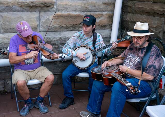 9013651_web1_sj-MrSmallsBlueTrio-112025