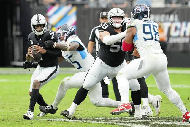 9014906_web1_gtr-DreMontJones-110425