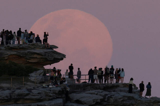 9015875_web1_2025-11-05T085659Z_2047493092_RC28QHA3COWB_RTRMADP_3_AUSTRALIA-SUPERMOON