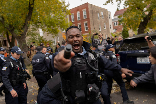 9015880_web1_2025-11-08T210658Z_1172963889_RC2ISHAS3WU7_RTRMADP_3_USA-TRUMP-IMMIGRATION-CHICAGO