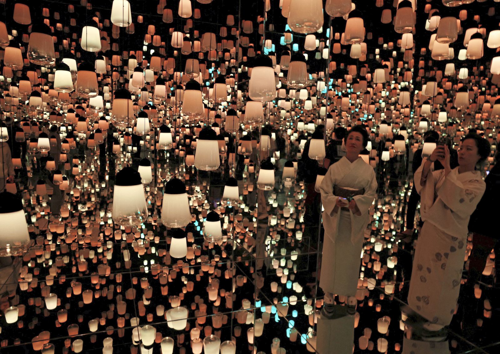 9015884_2025-11-11T105707Z_925600103_RC2SSHAR7PQ7_RTRMADP_3_JAPAN-ART-TEAMLAB