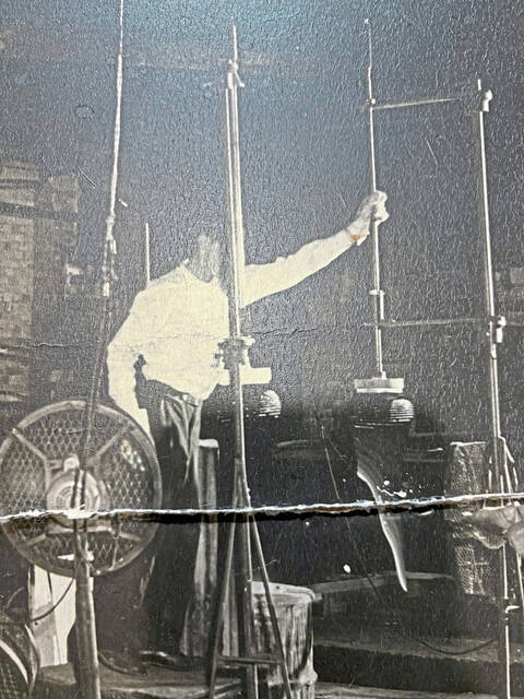 9017719_web1_gtr-SwungVaseLESmith-113025