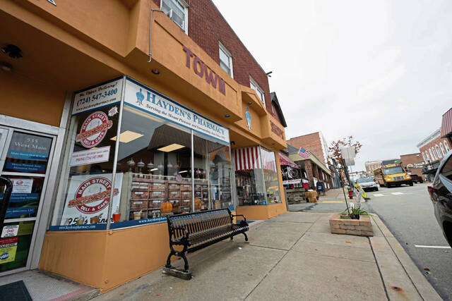 9017719_web1_gtr-SwungVases100-113025