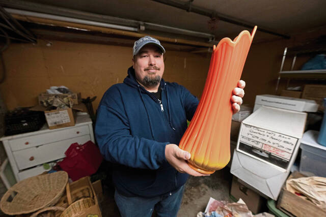 9017719_web1_gtr-SwungVases101-113025