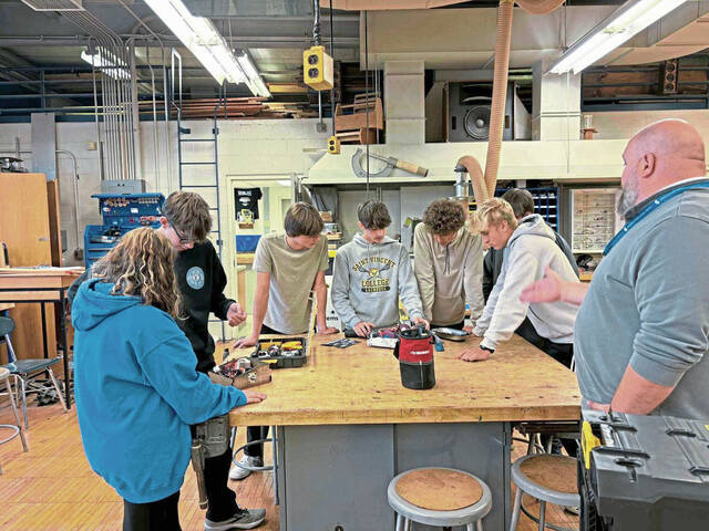 9019484_web1_gtr-CoolClassrooms-Robots-1